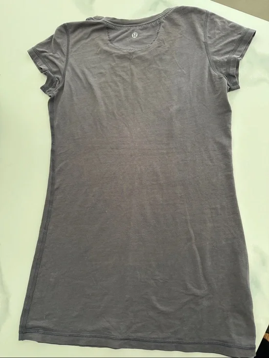 lululemon athletica Gray Short Sleeve Tee shirt - Picture 1 of 2